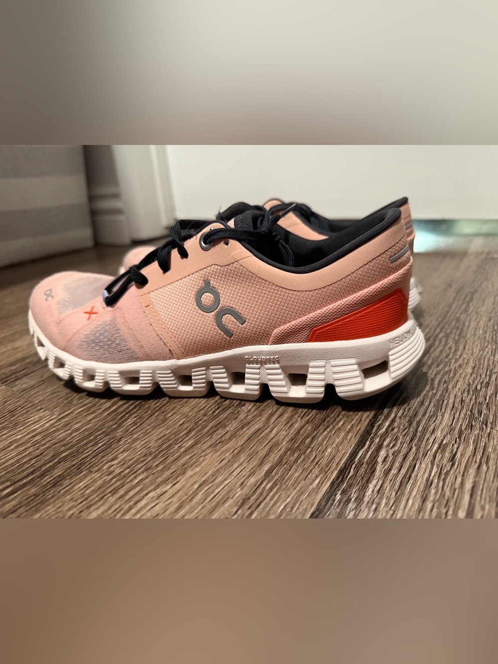 On Running women’s athletic shoes in Rose/Sand women’s size 7.5
